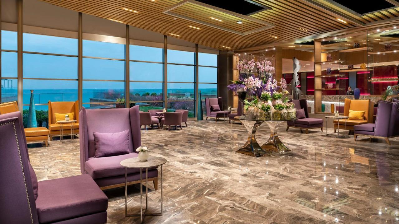 Crowne Plaza Florya Istanbul By Ihg Hotel Exterior foto The lounge at the airport