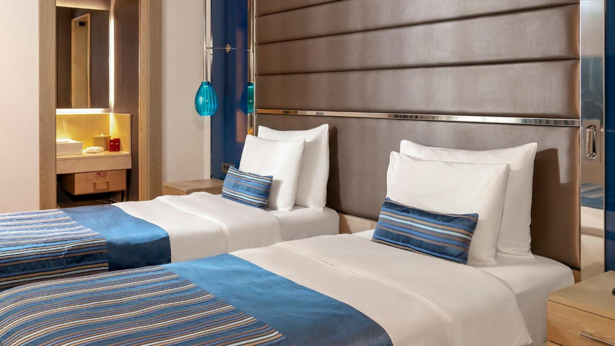 Crowne Plaza Florya Istanbul By Ihg Hotel Exterior foto A bedroom in the hotel