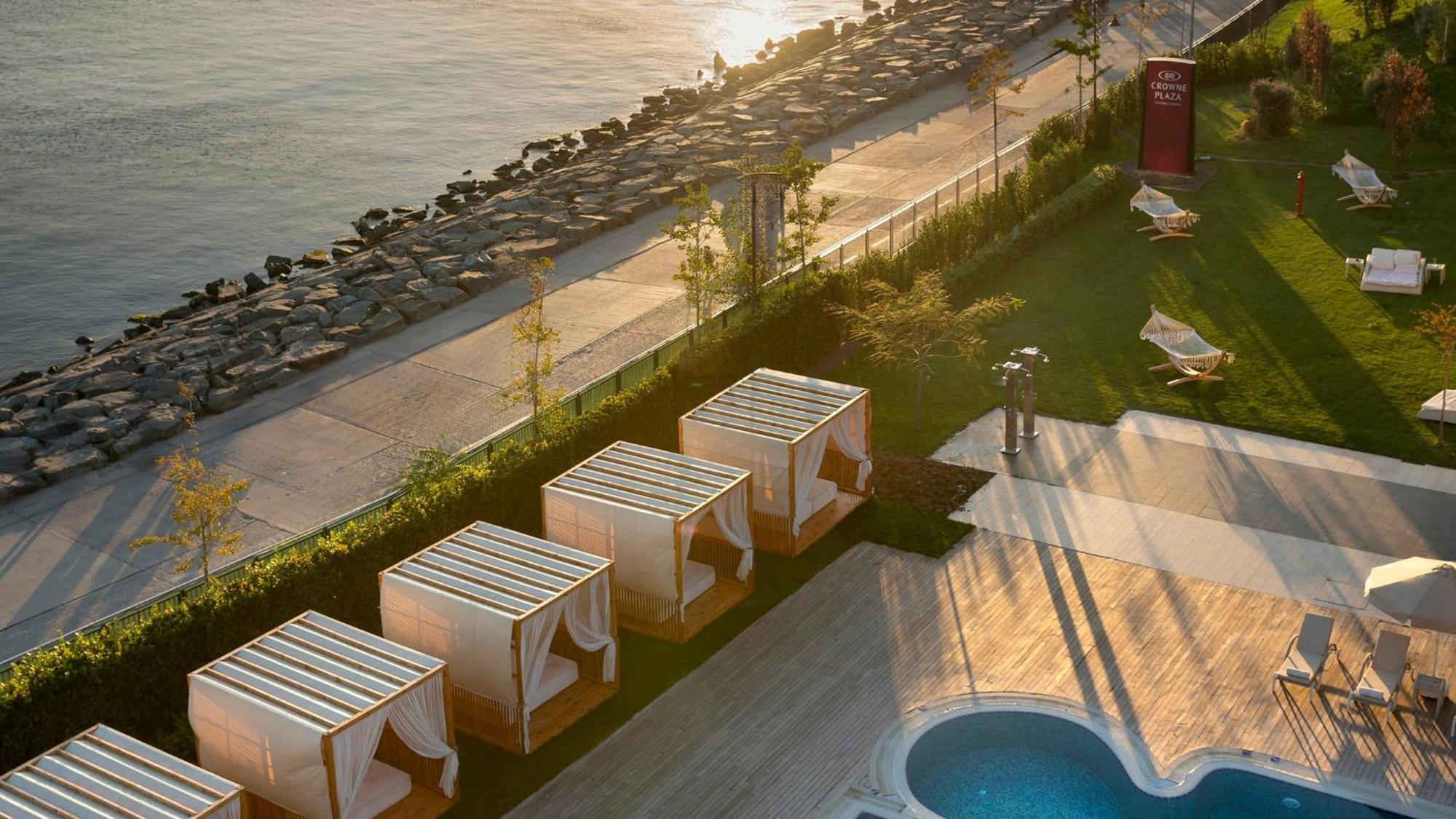Crowne Plaza Florya Istanbul By Ihg Hotel Exterior foto The beach at the hotel